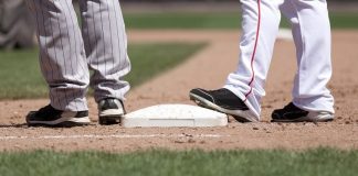New Balance Mens PL4040v4 Molded Baseball Shoe Review